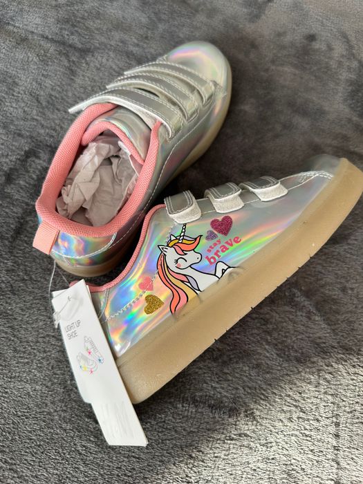 Adidași pentru copii H&M cu imaginea unui unicorn.
Mărimea 31.