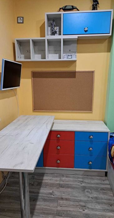 Ъглово бюро за детска стая