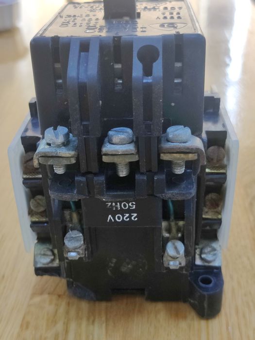 Vând contactor 32A - 500V