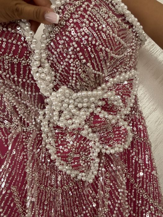 Rochita roz cu plasa din paiete si perle