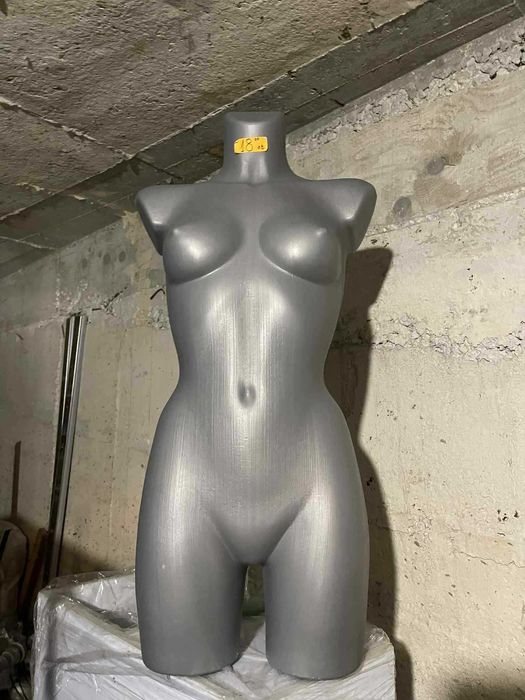 Продавам Манекени за дрехи дамски 40 броя отлично състояние