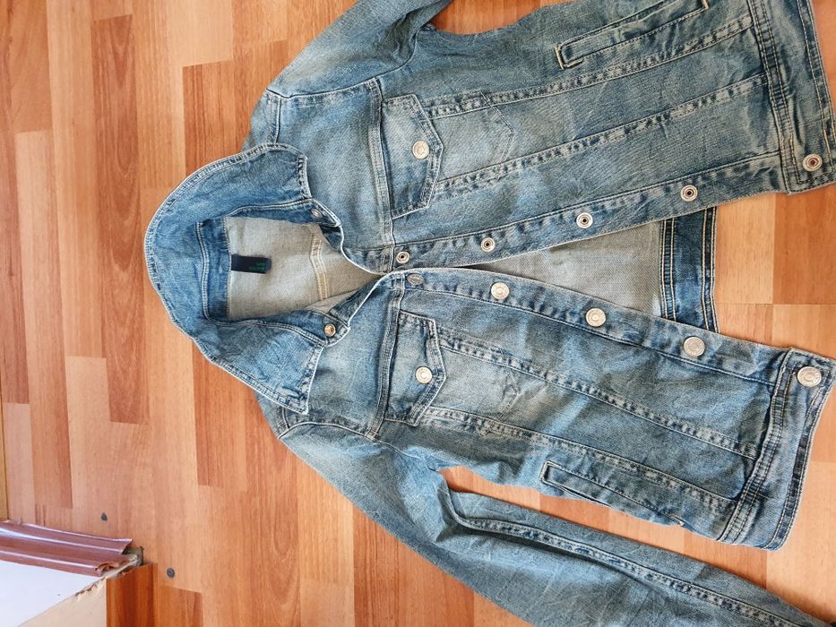 Vând cămăși  și  geci de blugi