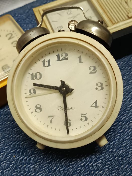 Три механични будилника