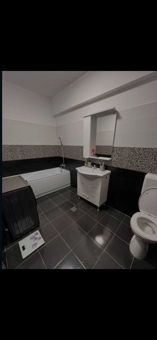 Cameră de închiriat într-un apartament cu 3 camere
