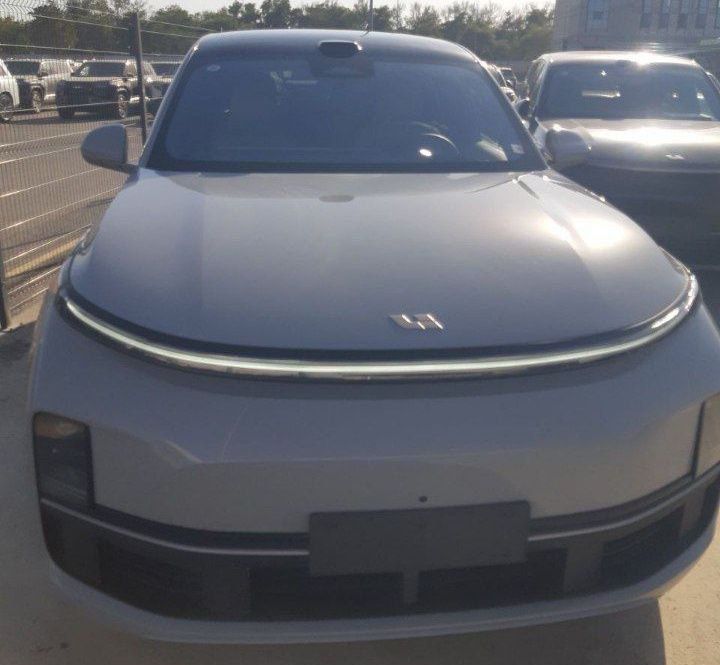 Lixiang Li 9 noodatiy rangli sotuvda