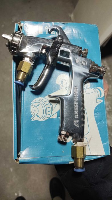 Новый японский краскопульт Anest Iwata W-101 с напорным бачком