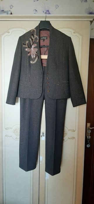 Женский брючный костюм