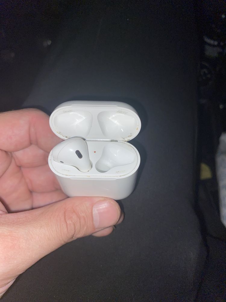 Продам Airpods оригинал левый