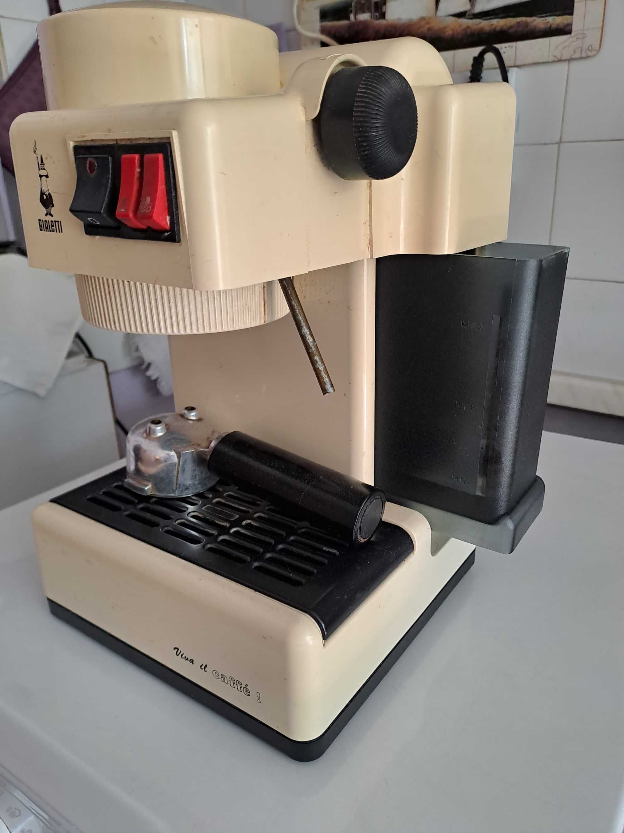 Италианска кафе машина Bialetti за еспресо, капучино и чай