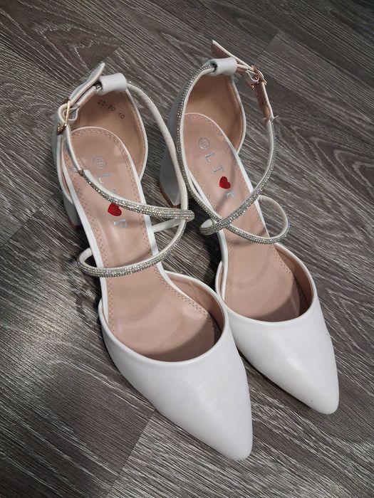 Сватбени обувки.