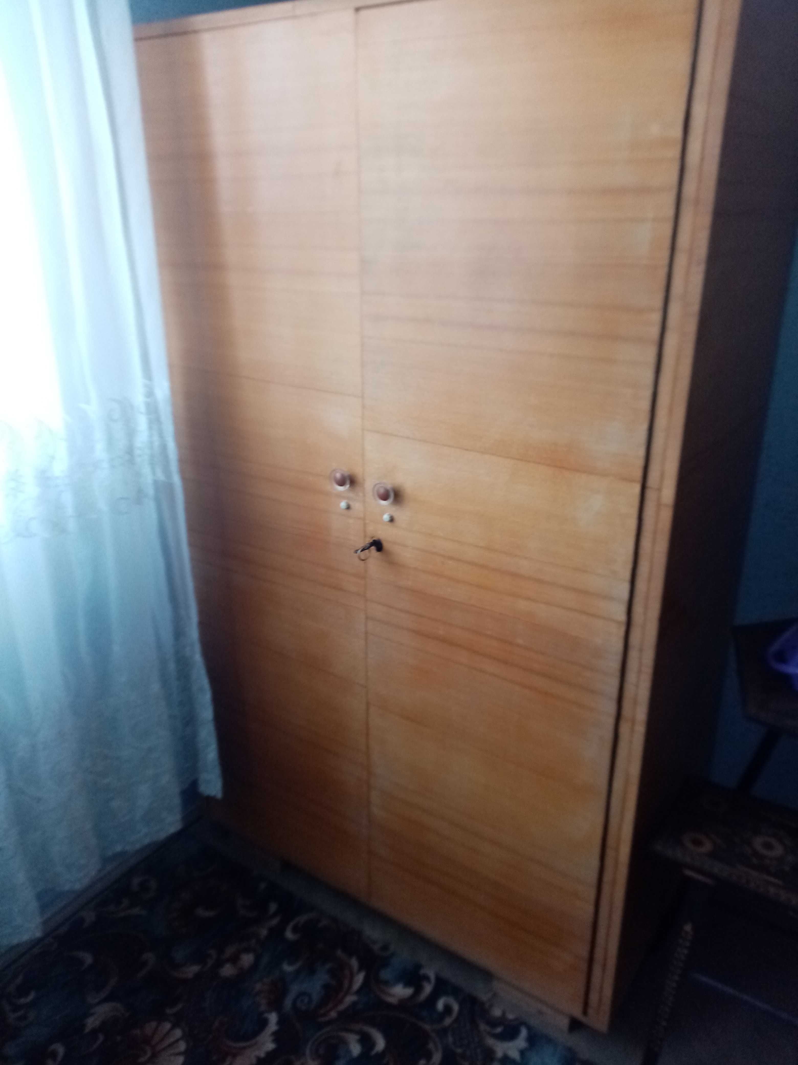 Vând 2 fotolii,un cuier, 2 scaune, pat, dulap. TOT 99 lei negociabil.