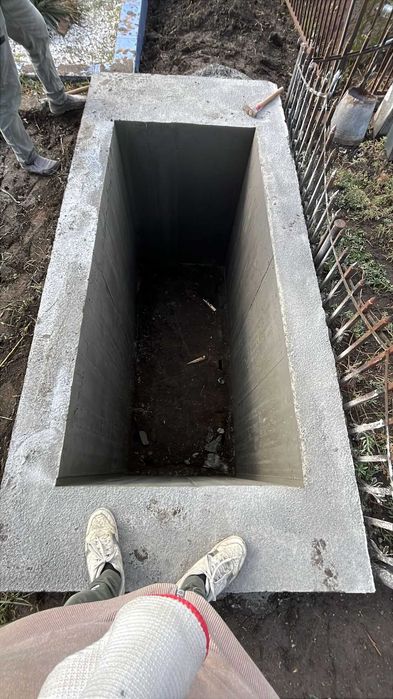 Cruci de marmură și cavouri
