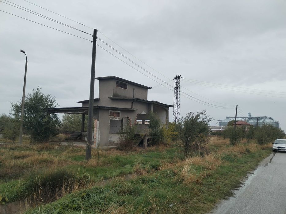 Сгради в промишлена зона в регулация
