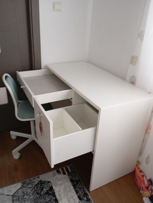 Vând birou in stare foarte buna.