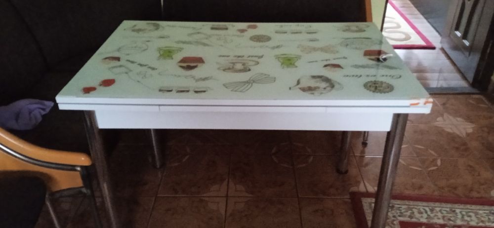 Masa de bucatarie extesibila 70/1,10 si  70/1,8 in stare perfecta0