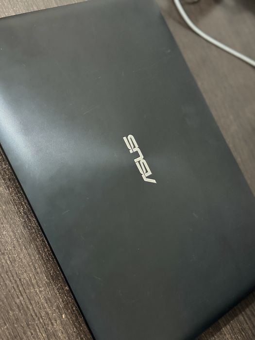 Ноутбук Asus,в хорошем состояние,