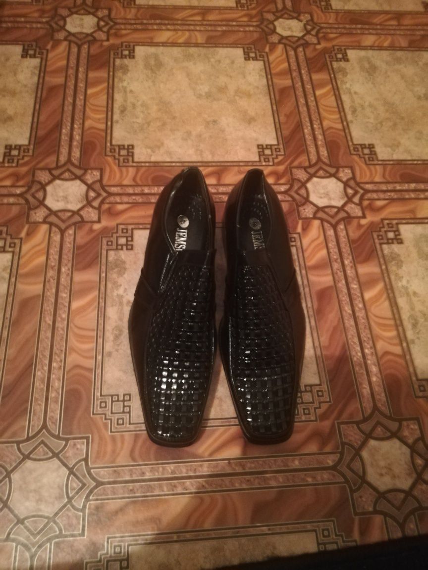 Продаются мужские туфли черные, размер 38 и 43
