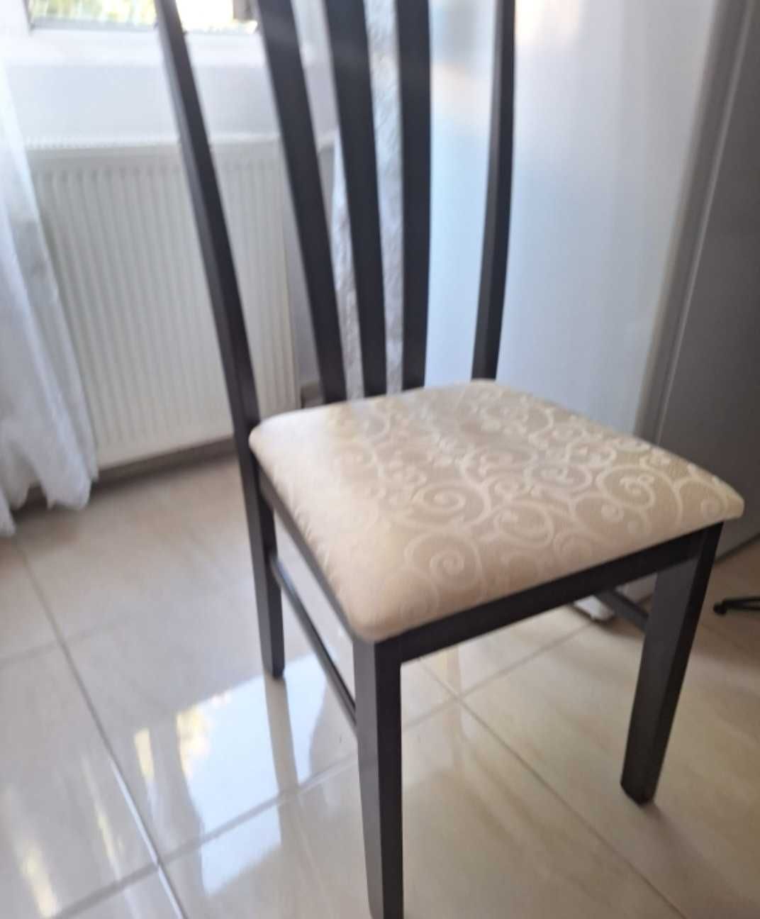 Masa  din lemn cu 4 scaune pentru living sau bucătărie