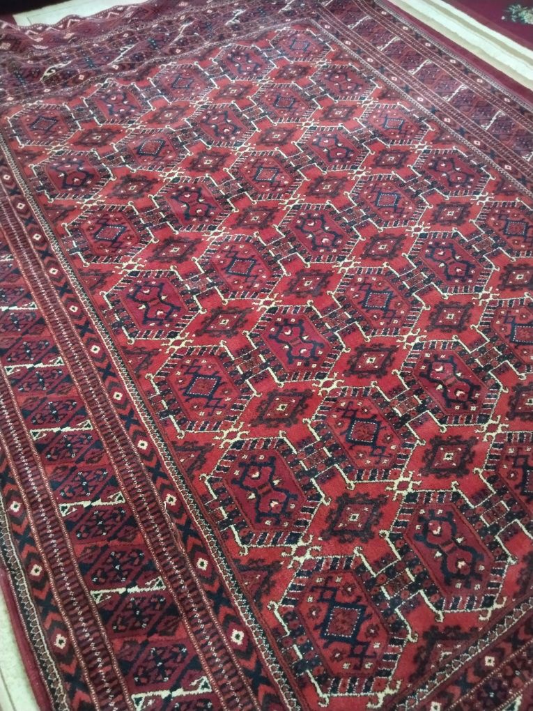 Turkman gilam sotiladi.