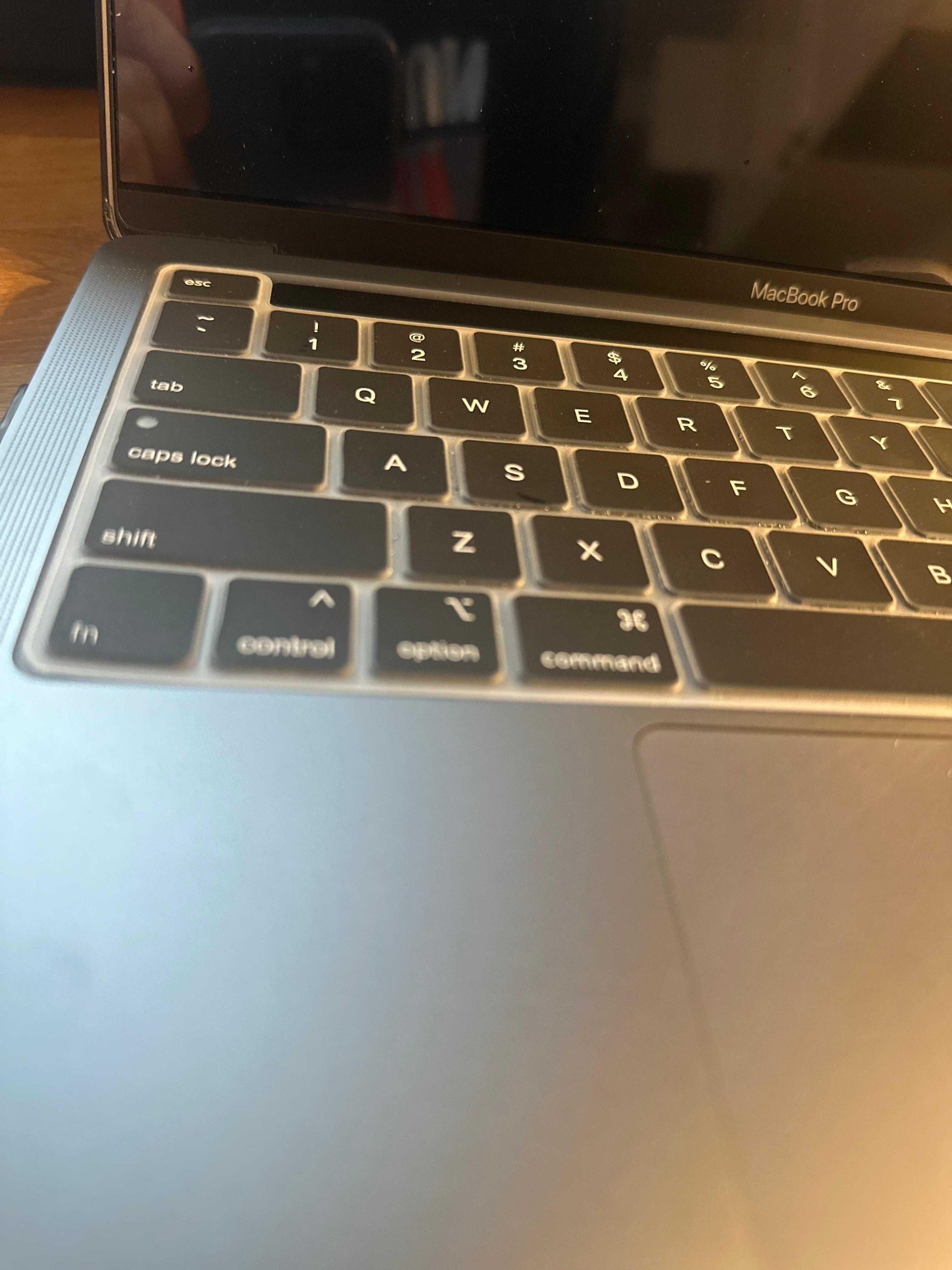 MacBook Pro, 13-inch, M1 cip, 16 GB RAM și 512 GB SSD.