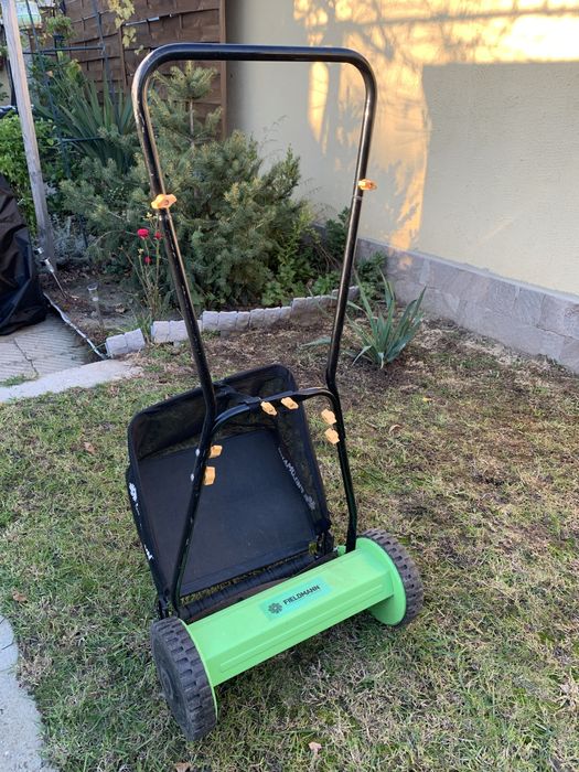 Продавам ръчна косачка за трева