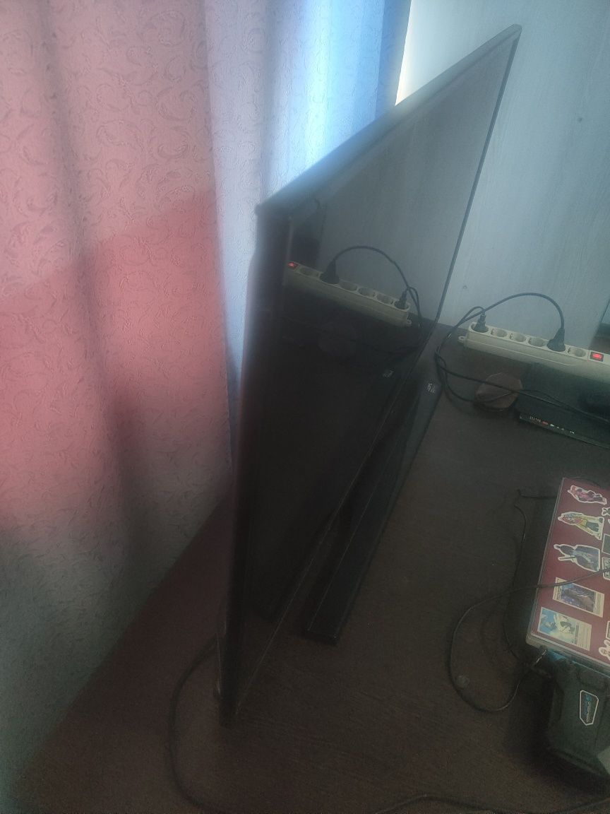 Телевизор 43 дюйма artel, разбита матрица