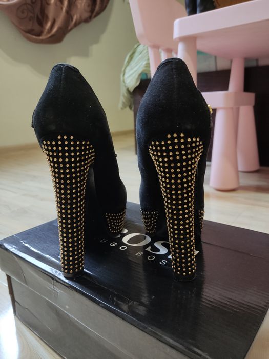 Туфли BOSS на каблуке 13,5 см – элегантность и блеск!