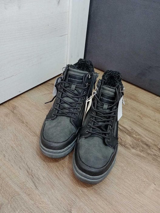 Vând ghete bărbătești.