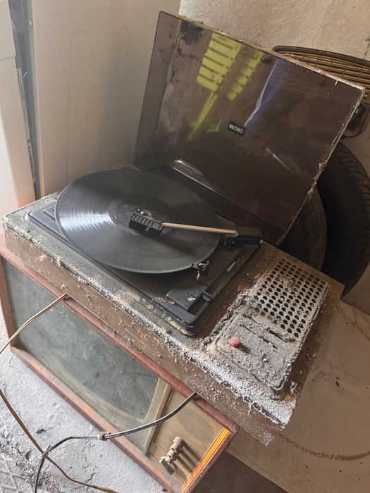 Грамофон, телевизор и шевна машина