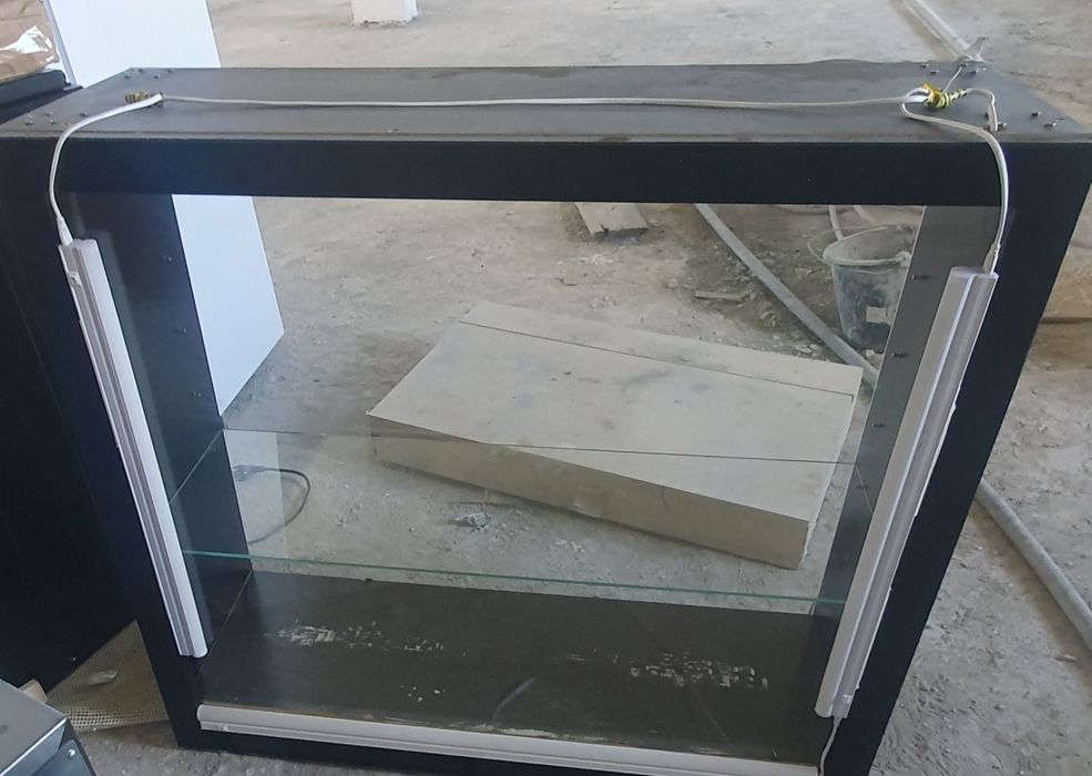 Vând vitrina cu lumini