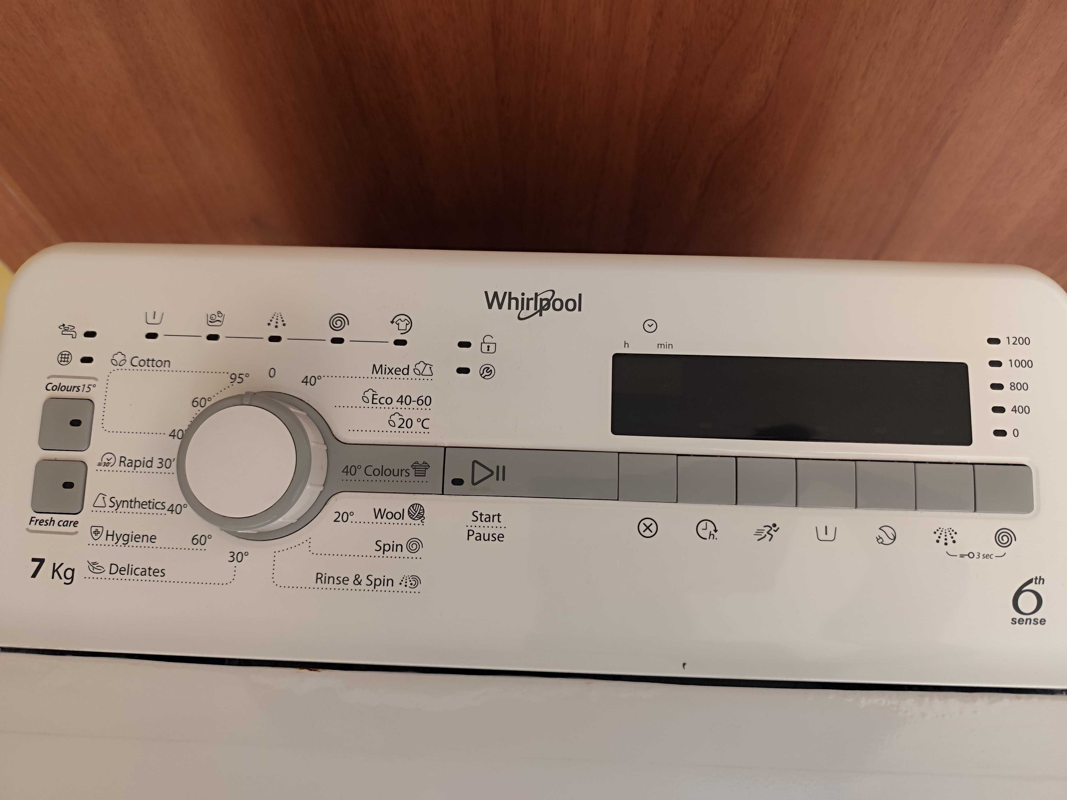 Пералня с горно зареждане Whirlpool.