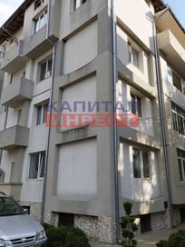 Продава голям петстаен апартамент в Благоевград , ИЦ на тиха улица
