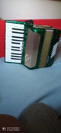 Vând acordeon cu 48 de basi