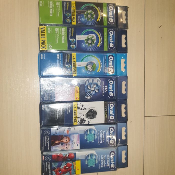 Un set de 4 rezerve Oral B (specificati in un mesaj care il doriti)