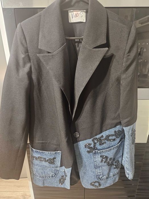 Черно сако  с дънков елемент