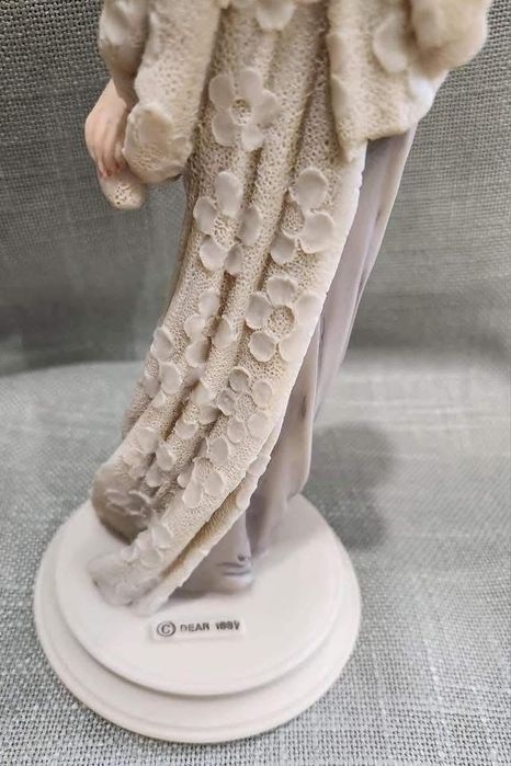 Елегантна дама със своя домашен  любимец, Capodimonte