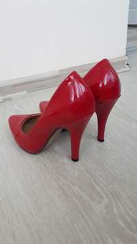 Червени официални обувки