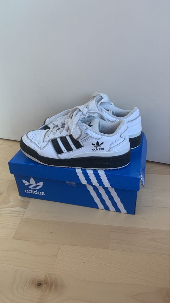 Продавам детски маратонки adidas