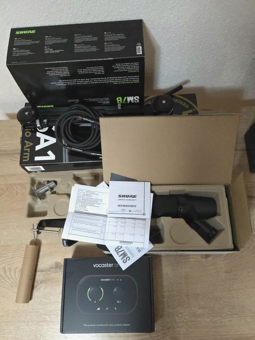 Kit Podcast PRO: Shure SM7B + Braț RØDE PSA1 + Interfață Vocaster One.