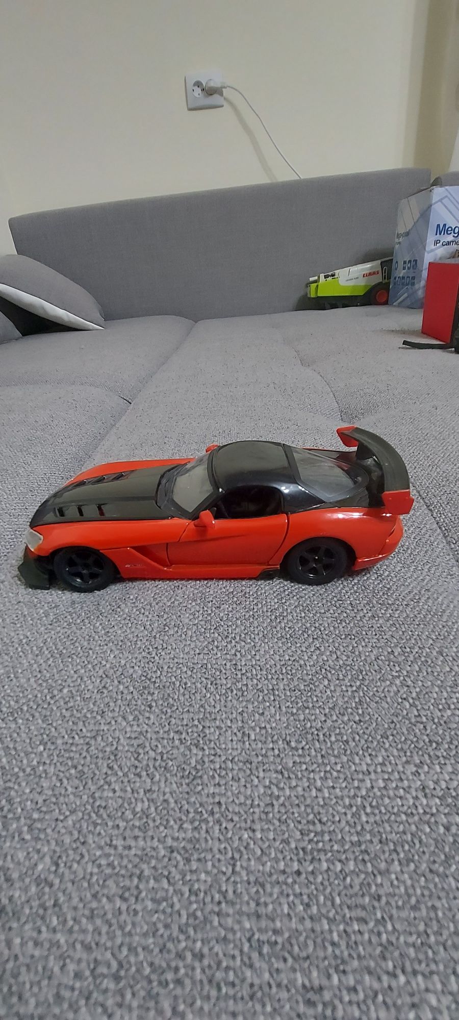 VÎND MACHETĂ DODGE VIPER din metal de colecție scara 1 /24