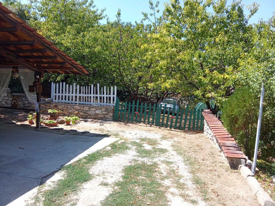къща в куклен 82кв и 800 двор