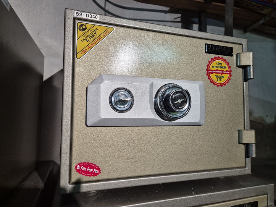 Сейф продам топаз огнепрочный код ключ в хорошем состояние.