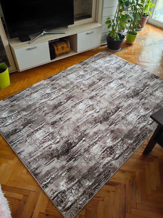 Продавам два броя нови, неизполвани килими " Plato"