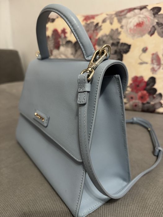 Geanta musette bleu din piele.