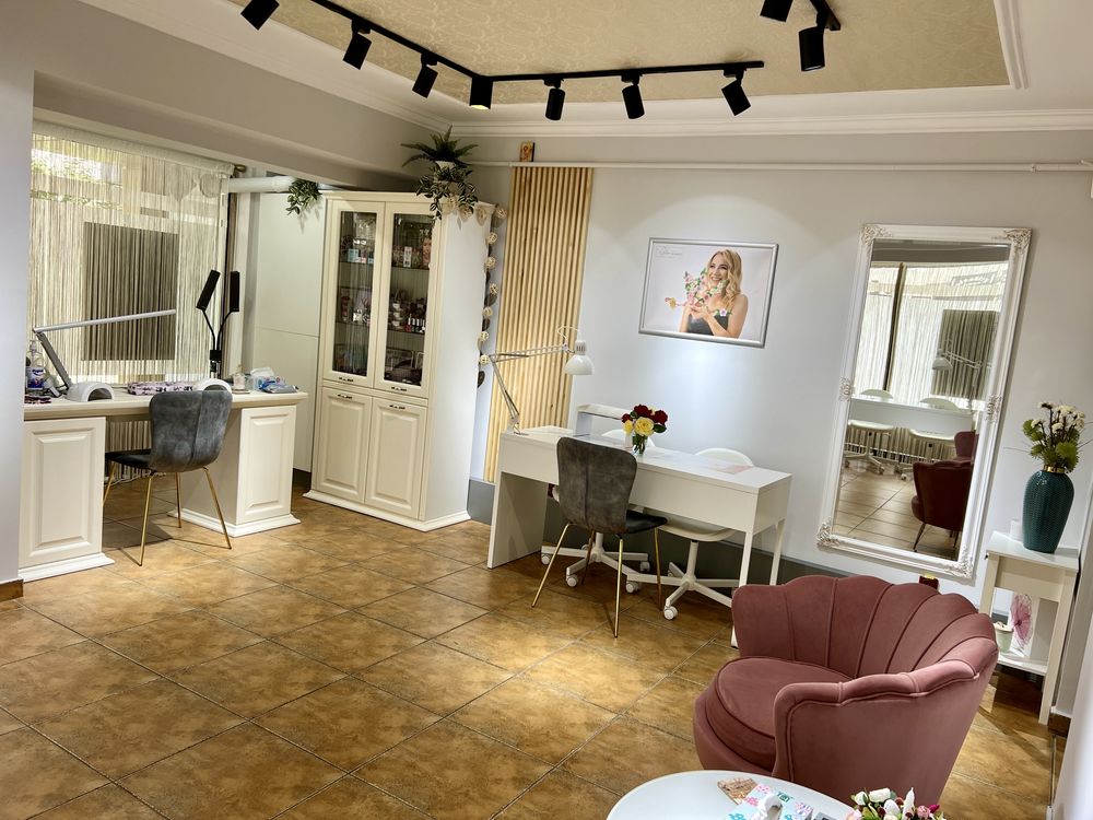 Inchiriez scaun manichiura unghii tehnice Salon Glow Studio