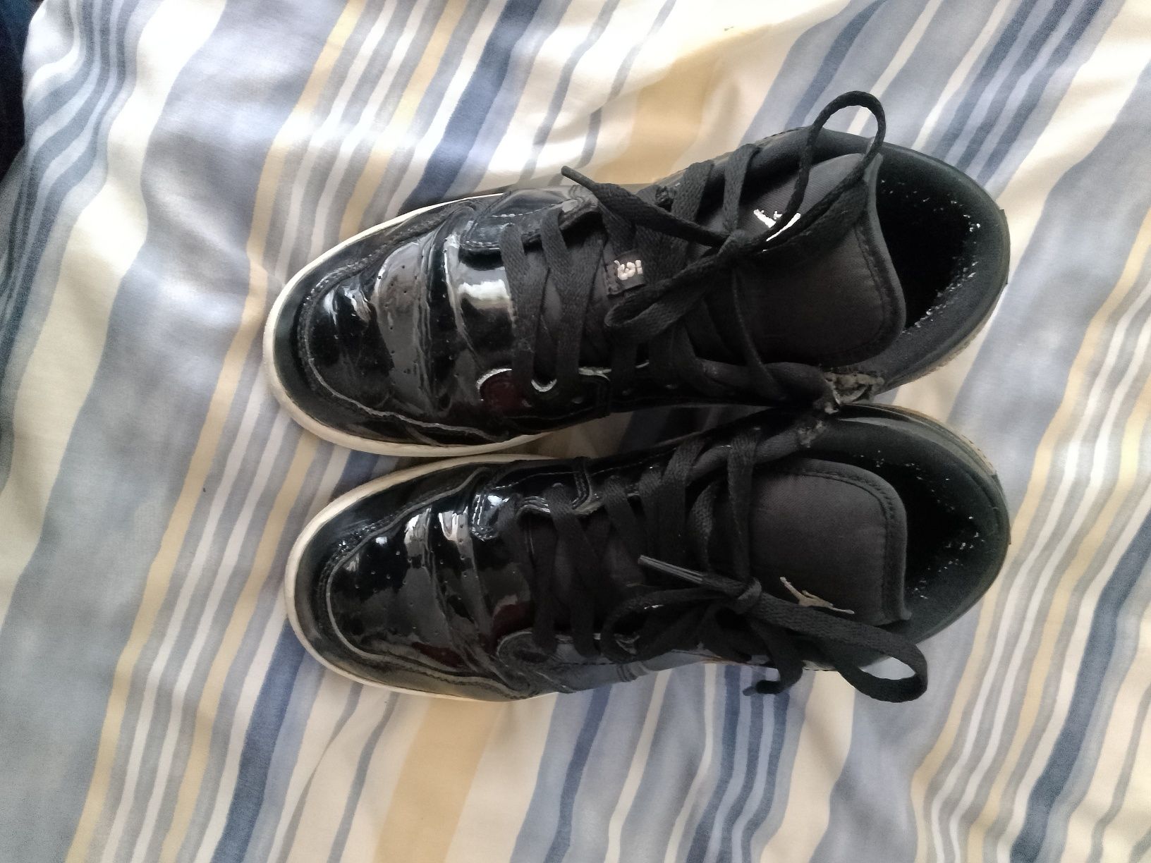 Vând Jordan 1 mid