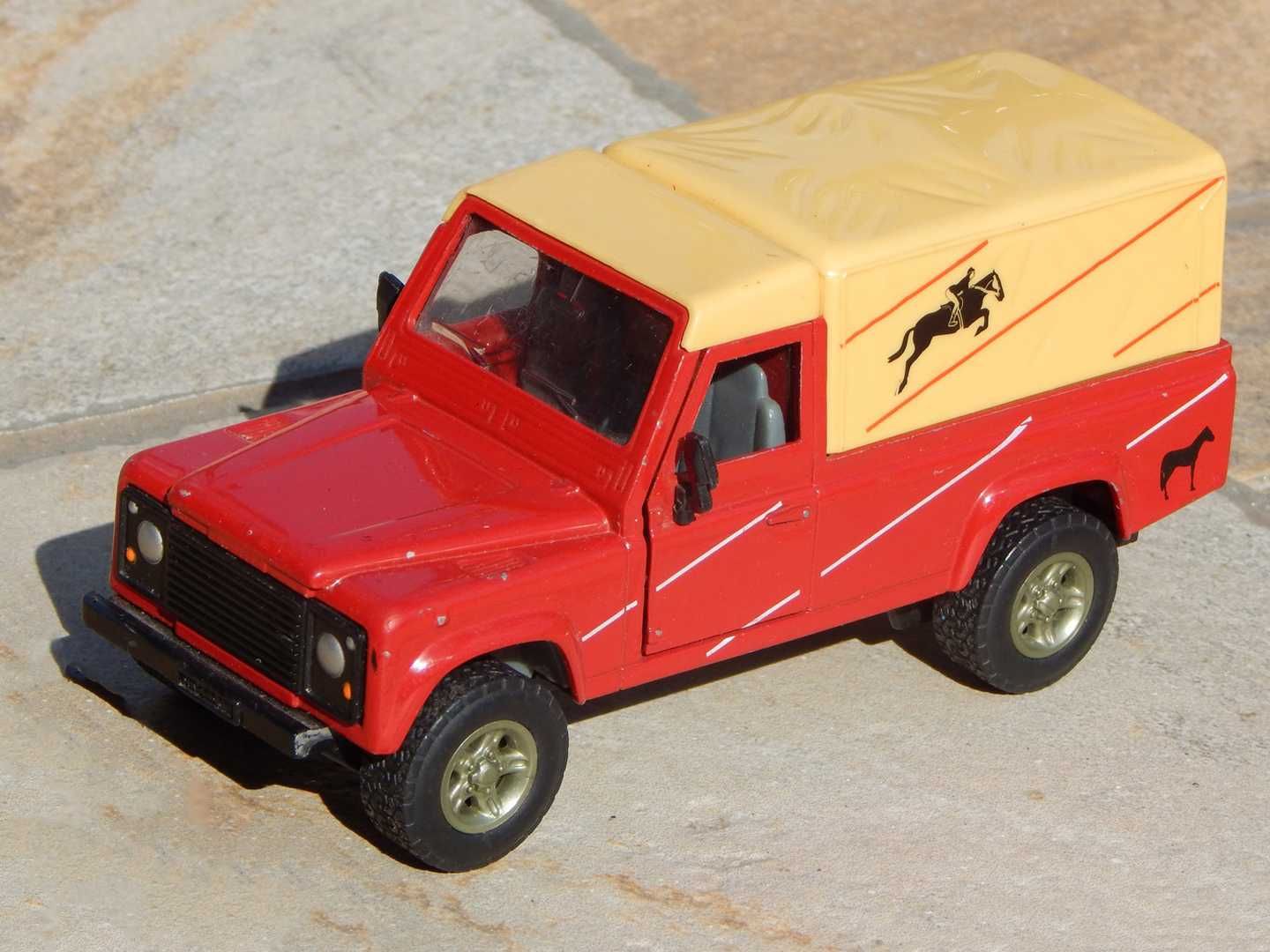 Macheta Land Rover Defender 110 Long Wheelbase Siku scara 1:32