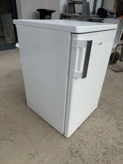 Малък хладилник AEG