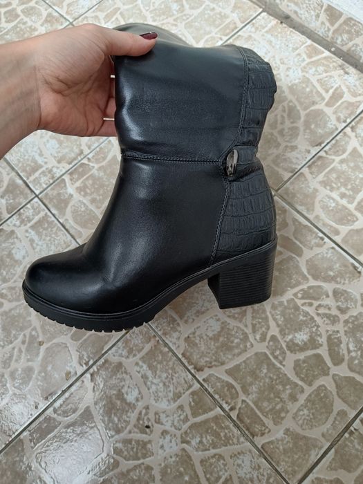 Дамски кожени ботуши на ток