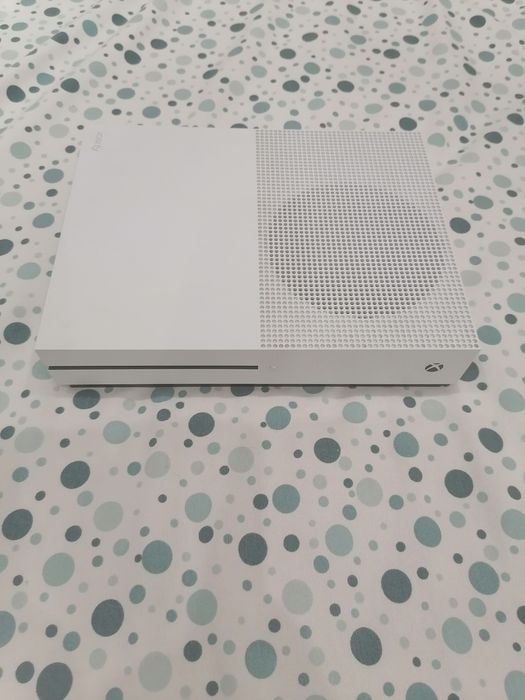 Продавам Конзола  XBOX ONE S